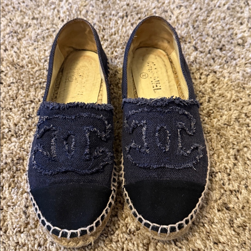 CHANEL ESPADRILLES SZ 37 NAVY BLUE DENIM. LOGO CC ON TOP & BOTTOM OF SHOE.